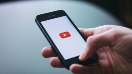 Videoportale: YouTube und Alternativen. Detailaufnahme eines mobilen Users.
